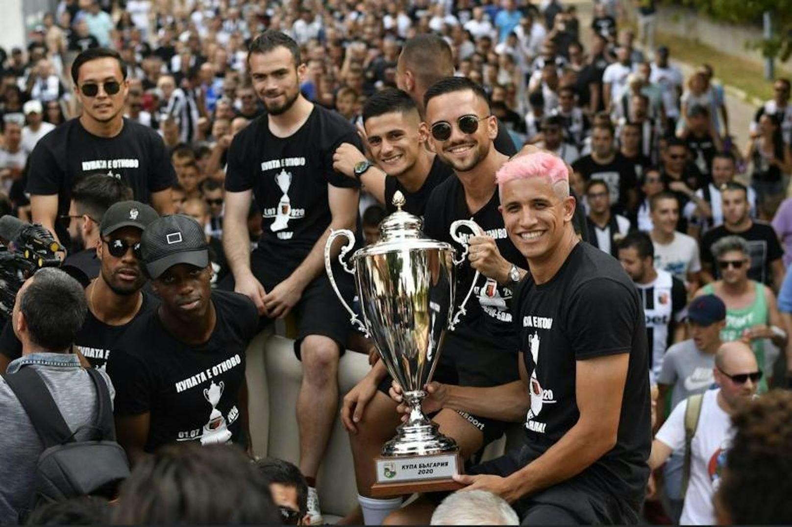 Cupsieger Kenan Muslimovic. "Sie haben wahrscheinlich mehr als die erlaubten 30 Prozent Zuschauer ins Stadion gelassen."