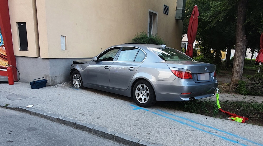 Der BMW krachte schlussendlich gegen eine Hauswand.