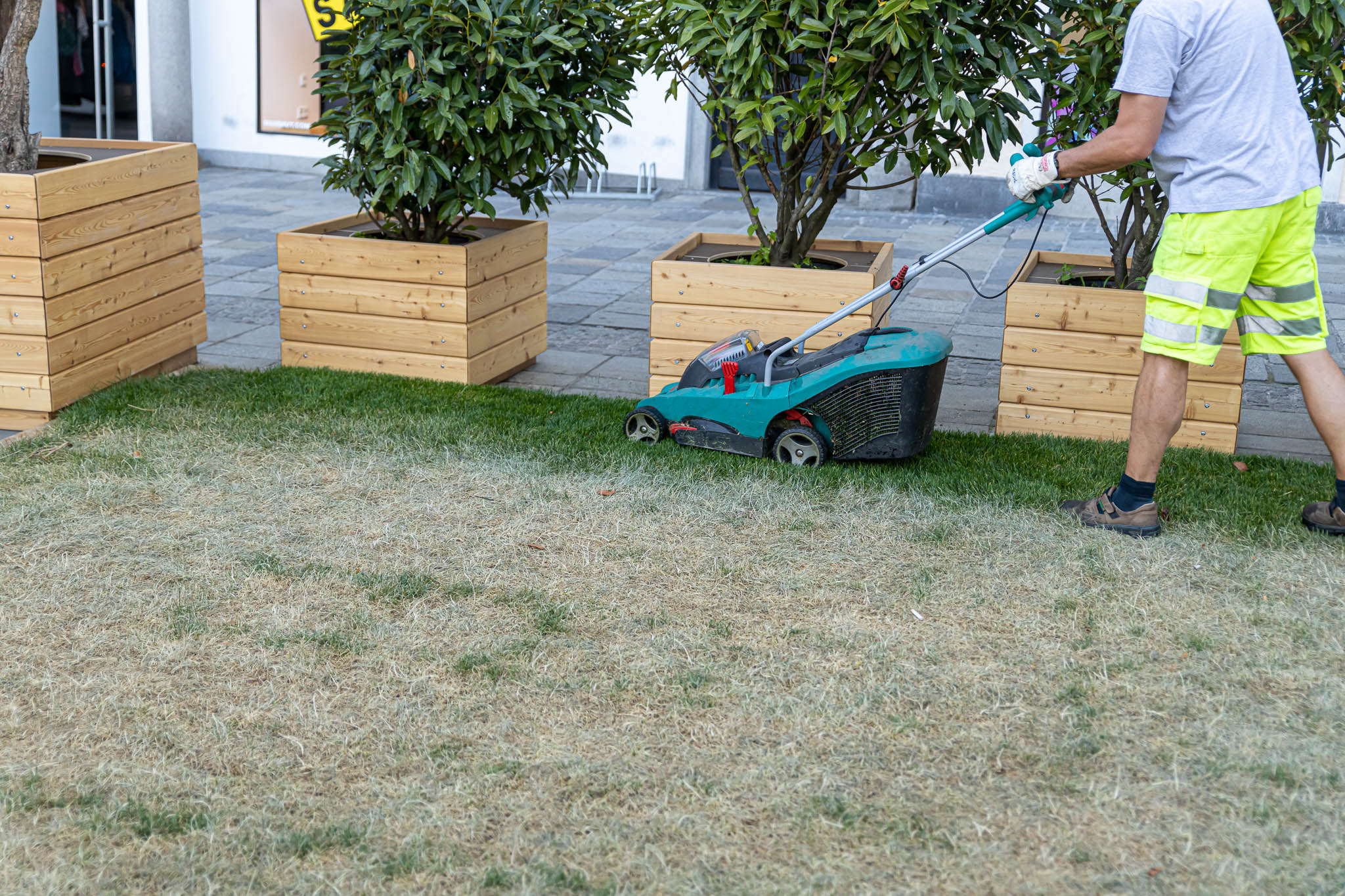 Am Donnerstag wurde der verbrannte Rasen noch genäht.