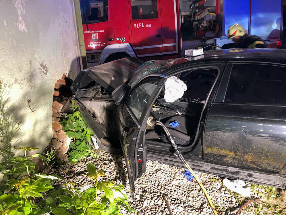 Der Lenker wurde im Auto eingeklemmt, musste von der Feuerwehr aus dem Pkw befreit werden. Für ihn kam jede Hilfe zu spät, der Notarzt konnte nur mehr seinen Tod feststellen.&nbsp;