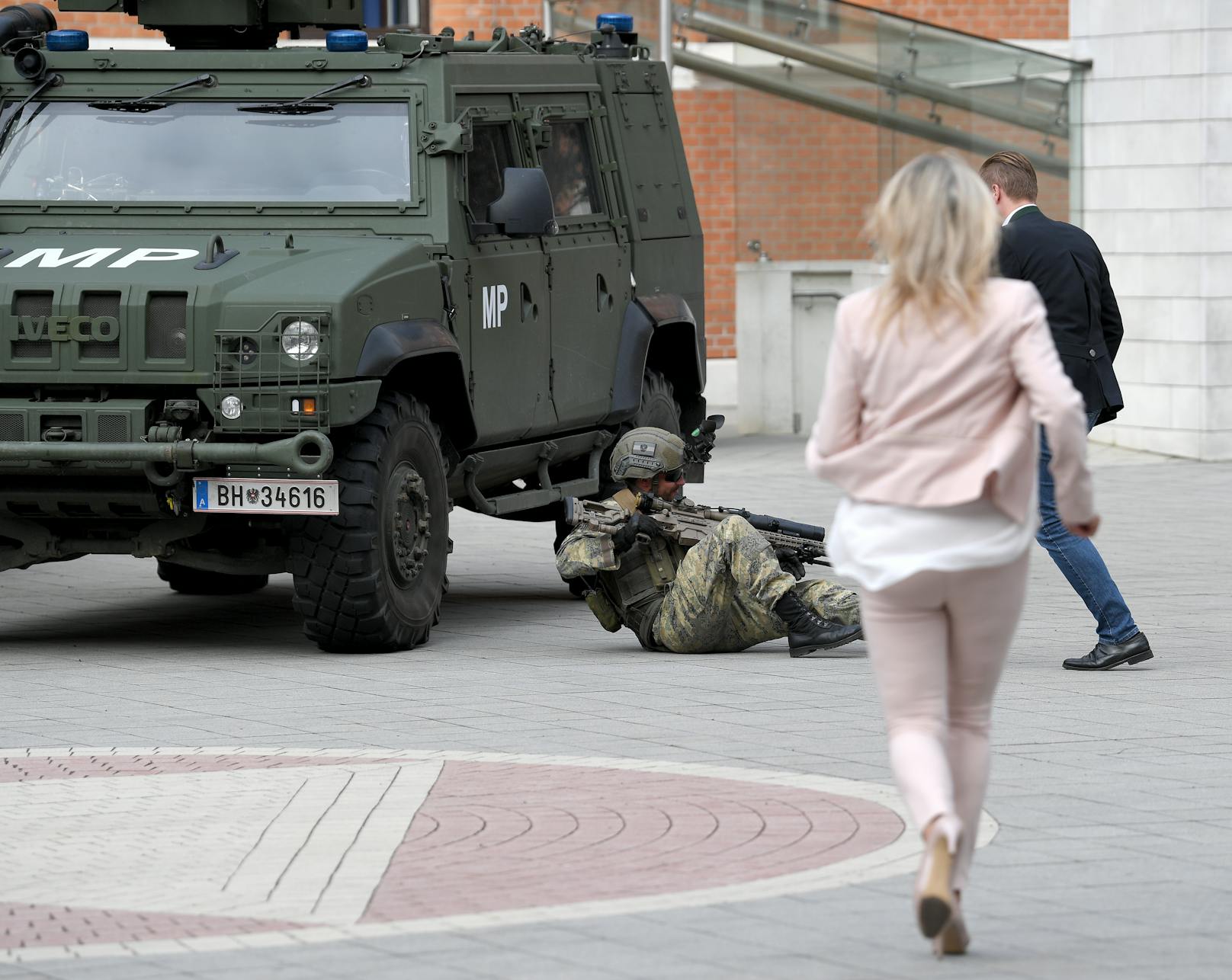 Plötzlich kollabierte einer der Bundesheer-Soldaten vor laufender Kamera. Verteidigungsministerin ...