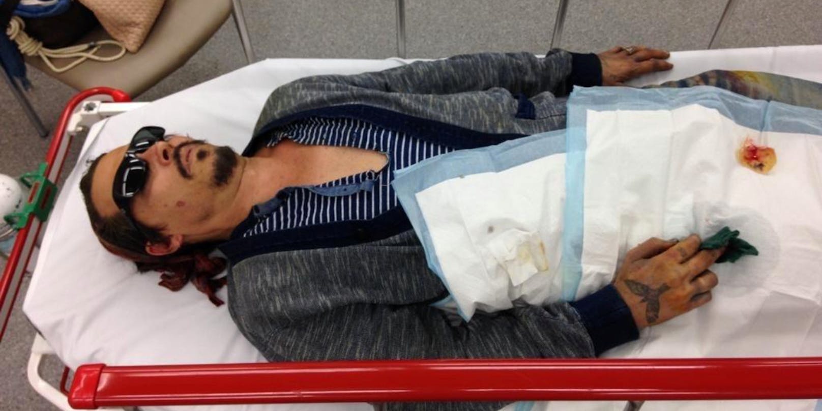 Ebenfalls vor Gericht zugelassen wurde ein Bild von Johnny Depp auf einer Trage. Das Foto wurde im März 2015 aufgenommen, als Depp mit einer abgeschnittenen Fingerkuppe in einem Krankenhaus im australischen Queensland landete.&nbsp;