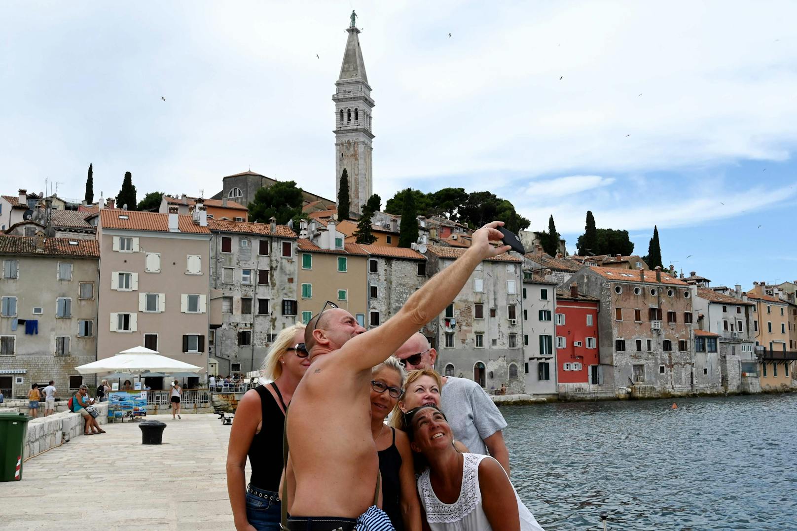 Touristen posieren vor der Stadtansicht von Rovinj (Kroatien) für ein Selfie