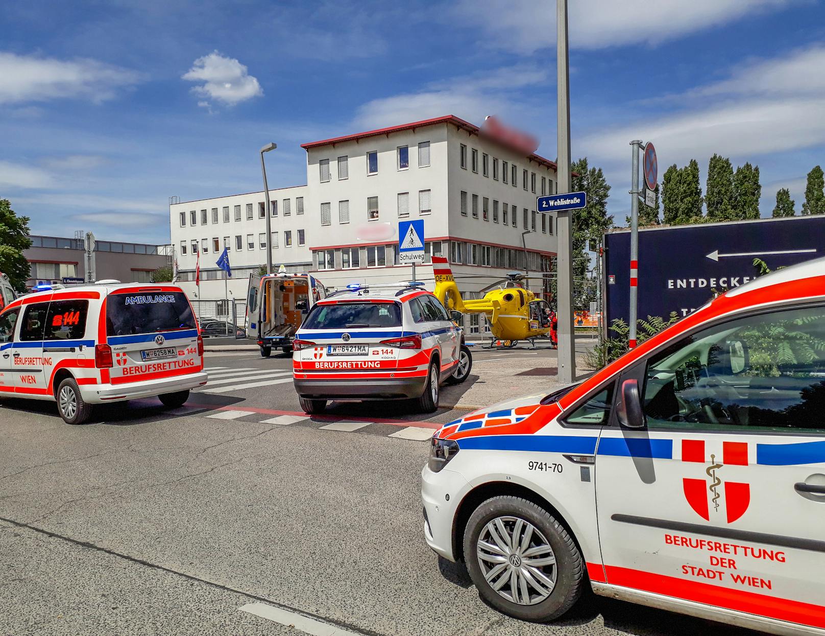 Zwei Bauarbeiter wurden am Mittwochnachmittag in Wien-Leopoldstadt bei einem Arbeitsunfall verletzt.