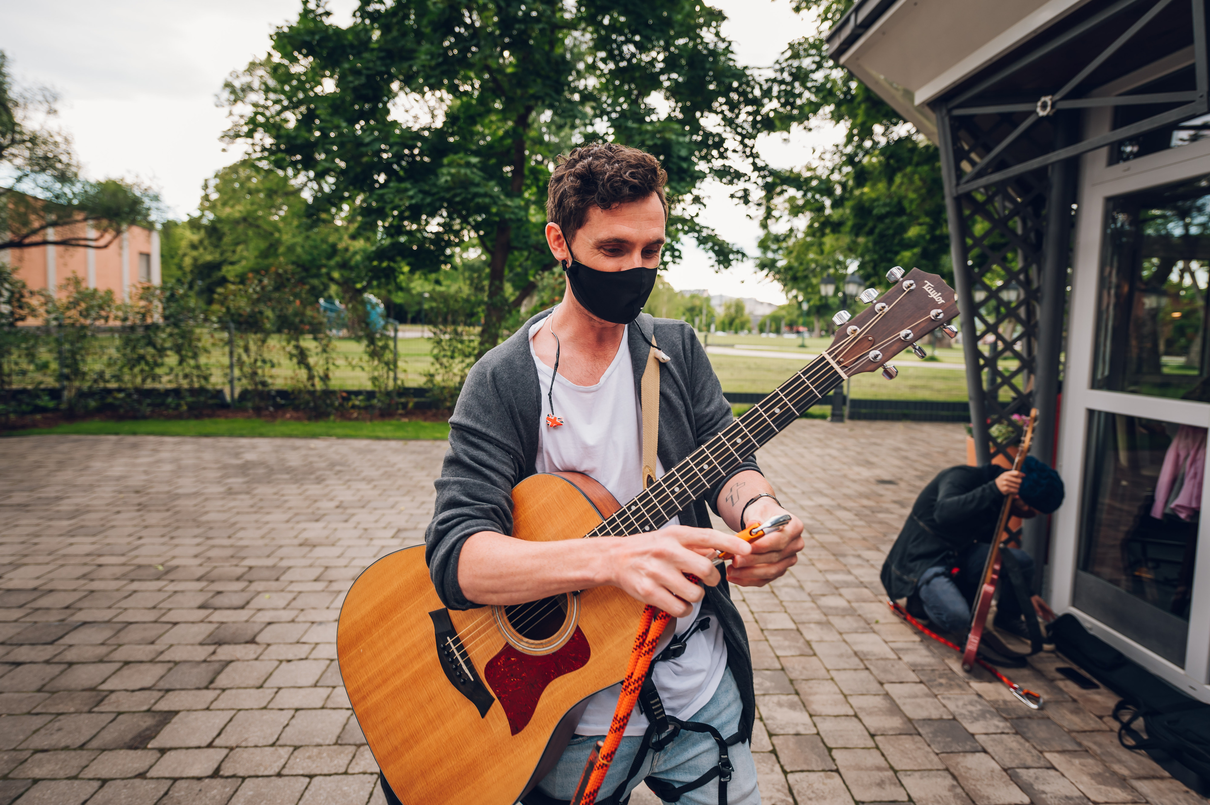 Der Musiker in seiner Rolle als Vorbild – mit Maske