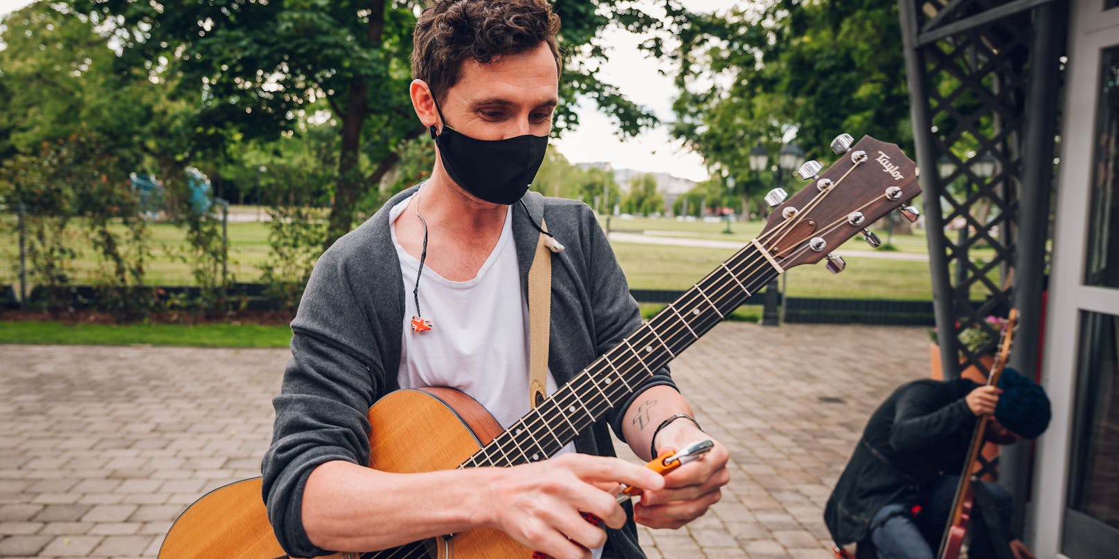 Der Musiker in seiner Rolle als Vorbild – mit Maske