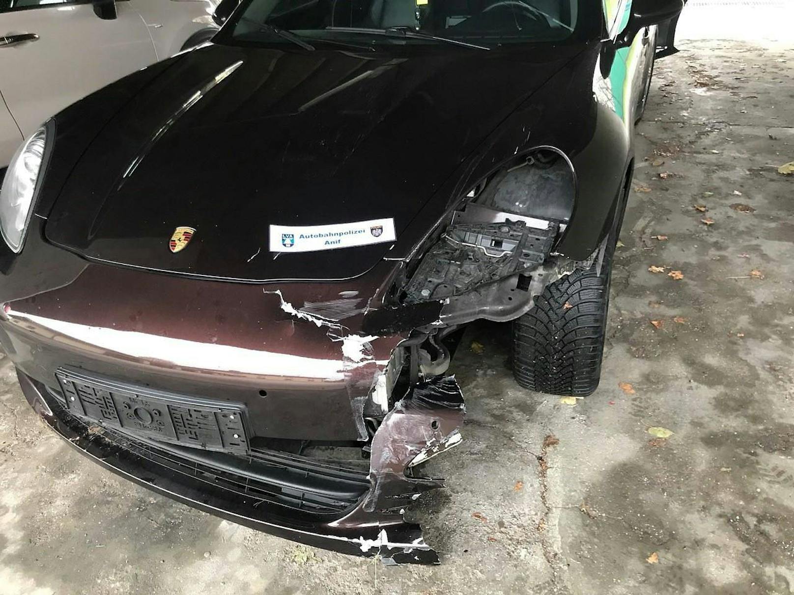 Der Porsche wurde bei den Unfällen schwer beschädigt (15. November 2019)