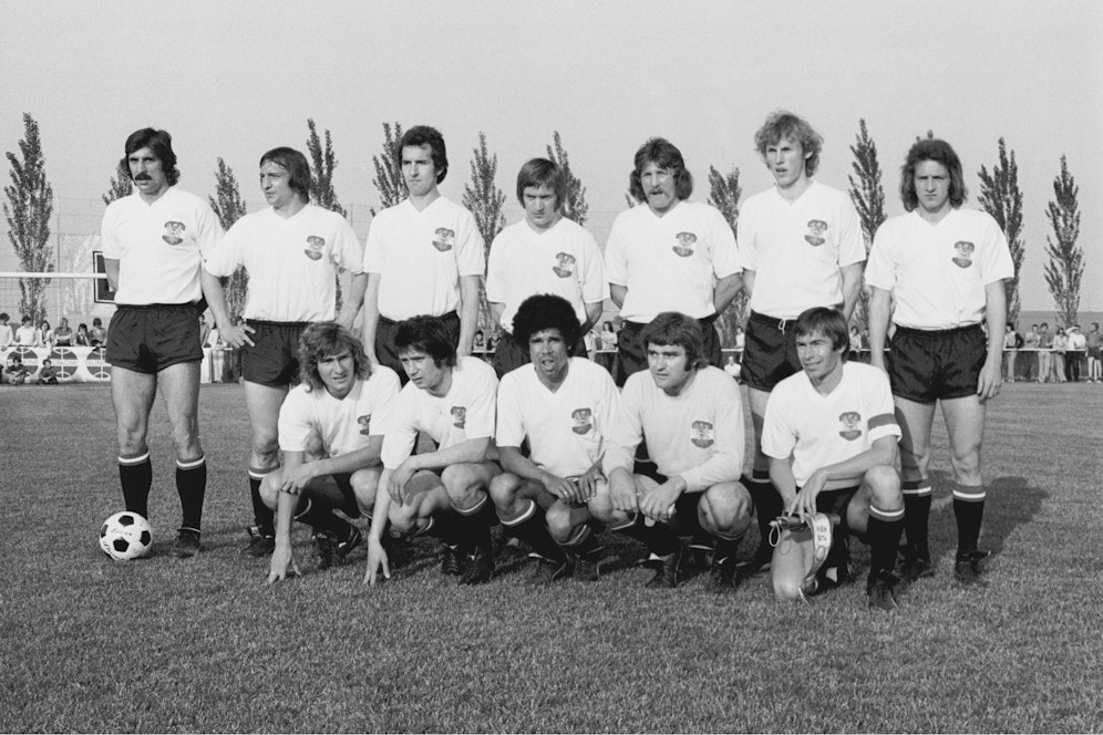 Österreichs Nationalmannschaft 1974 von links stehend Werner Kriess - Rudolf Horvath - <b>Norbert Hof</b> - Josef Stering - Willy Kreuz - Karl Daxbacher - Heinrich Strasser. Hockend Kurt Jara - Hannes Winklbauer - Helmut Köglberger - Herbert Rettensteiner - Hans Eigenstiller.