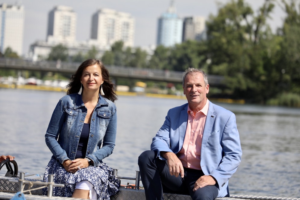 Die Makrophyten der Alten Donau sorgen zwar für erstklassige Wasserqualität, sie können aber bei Wildwuchs auch zu Behinderungen führen. Daher sind die Mähboote der Stadt seit März im Einsatz. Umweltstadträtin Ulli Sima und der Donaustädter Vize-Bezirkschef Karl Gasta (beide SPÖ) machten sich nun an der Alten Donau ein Bild der Lage.