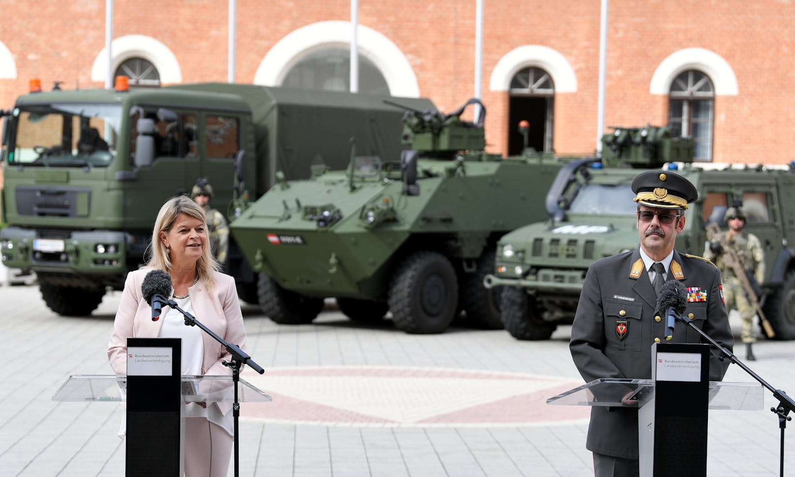 Verteidigungsministerin Klaudia Tanner und Generalmajor Erwin Hameseder bei ihrer gemeinsamen Pressekonferenz am 9. Juli 2020. Im Hintergrund zwei Soldaten.<br>