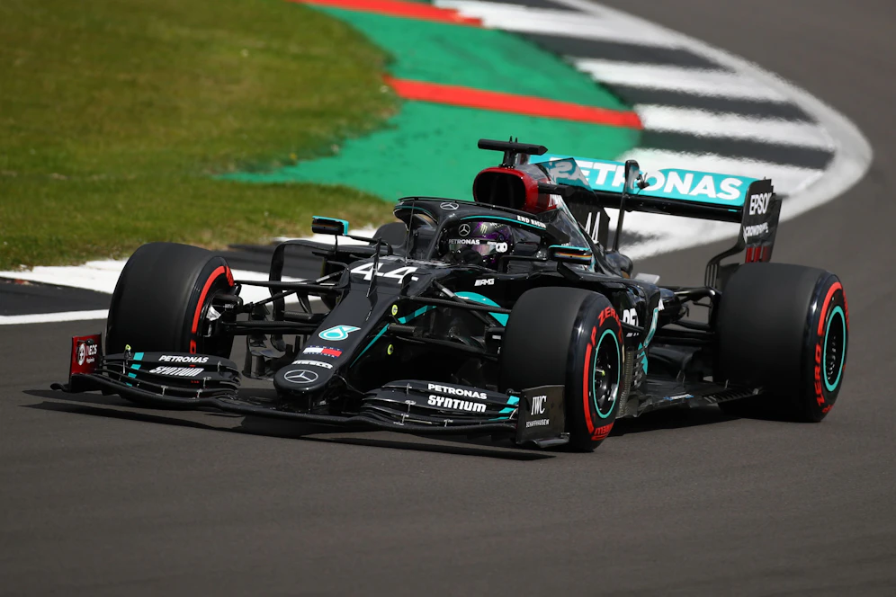 Lewis Hamilton rast zur Pole Position. 