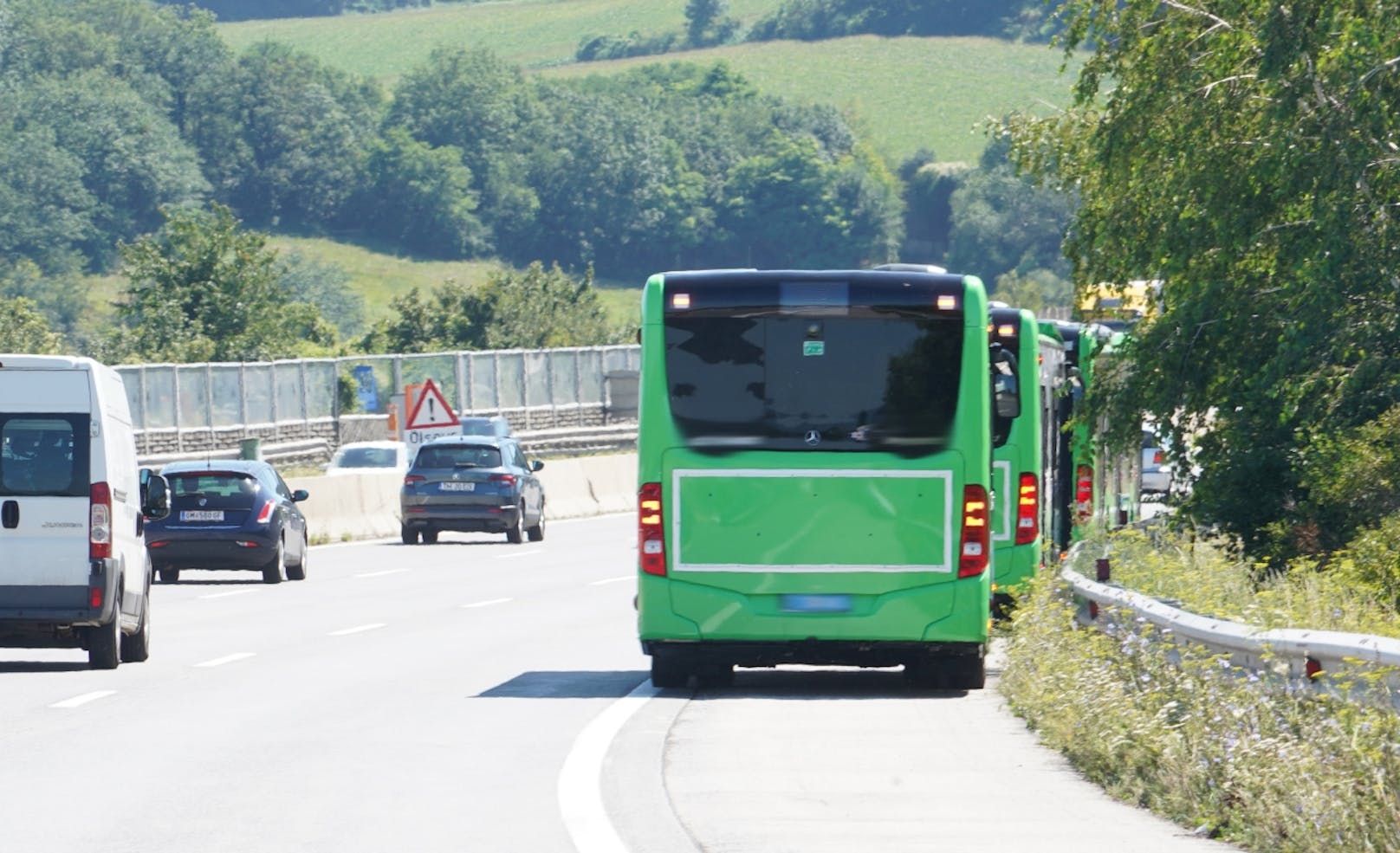Frau nach Unfall auf A1 von Bus umgefahren (1. August 2020)