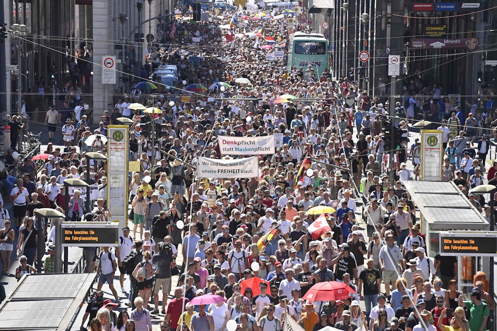 Bilder der Großdemo gegen Corona-Maßnahmen in Berlin am 1. August 2020