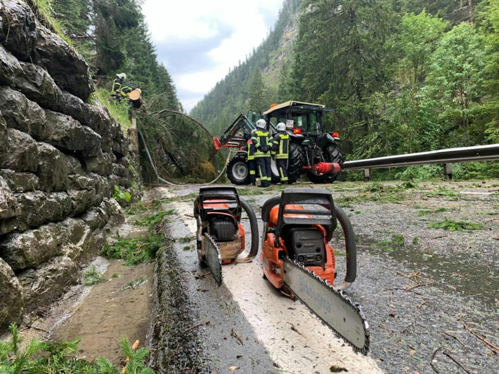 Umgestürzte Bäume in Folge eines heftigen Unwetters auf der Ehrwalder Straße bei Lermoos (Tirol) am 1. August 2020