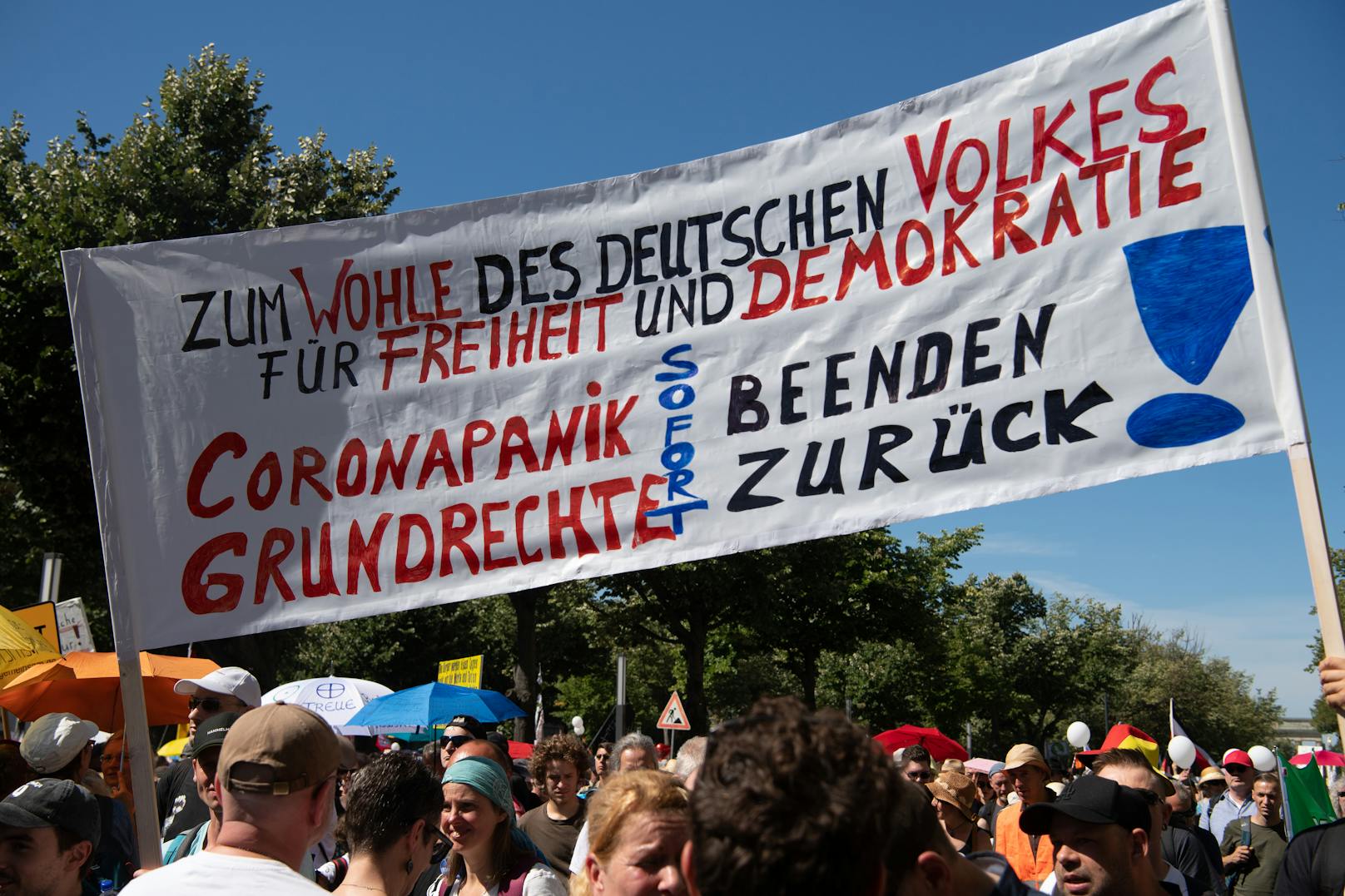 Bilder der Großdemo gegen Corona-Maßnahmen der Gegen-Demos in Berlin am 1. August 2020