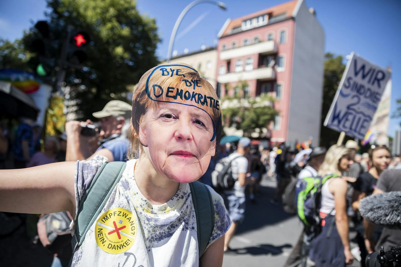Bilder der Großdemo gegen Corona-Maßnahmen der Gegen-Demos in Berlin am 1. August 2020