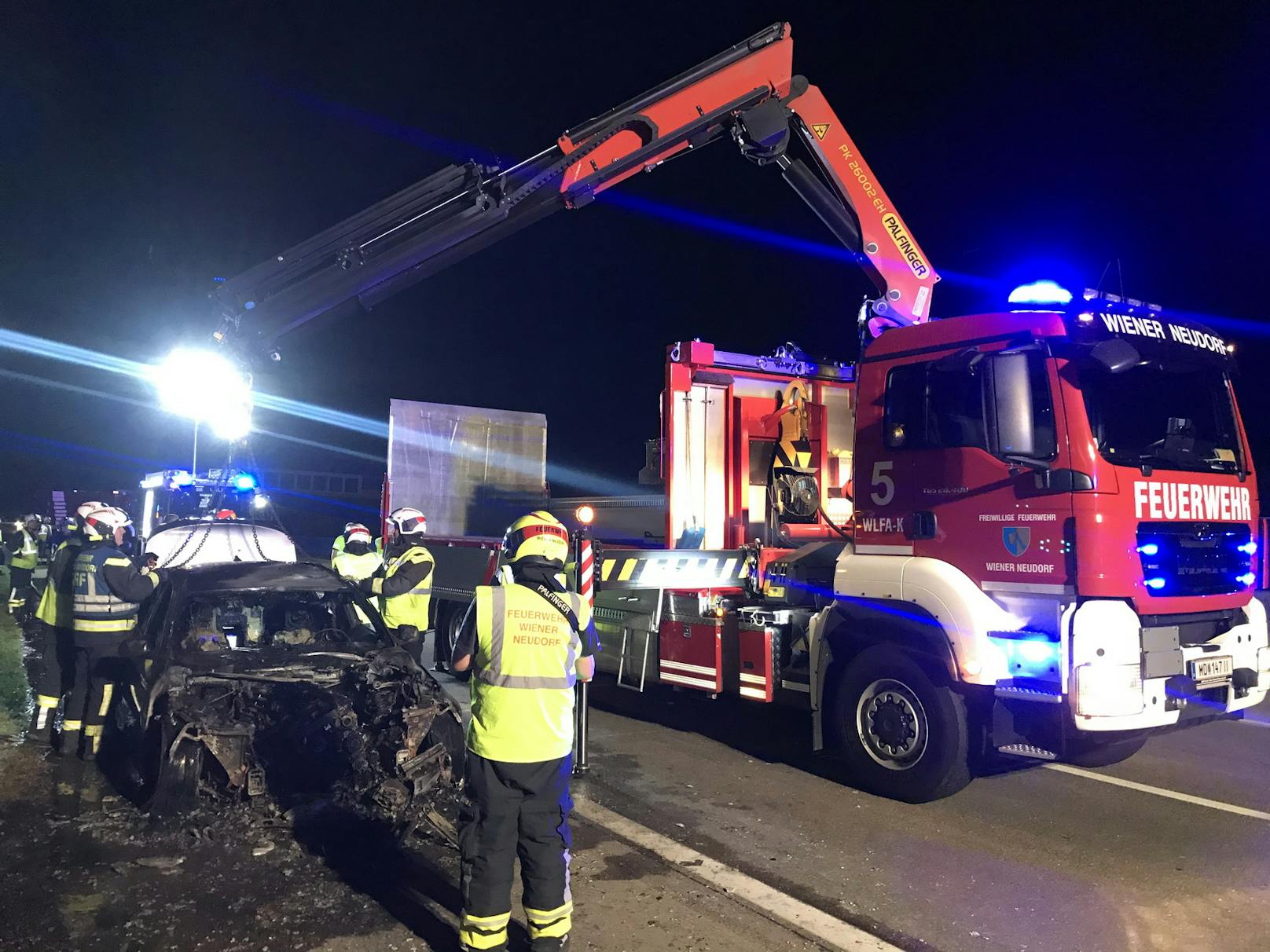 In der Nacht auf Samstag wurde die Feuerwehr zu einem Autobrand auf die Südautobahn (A2) bei Wiener Neudorf alarmiert.