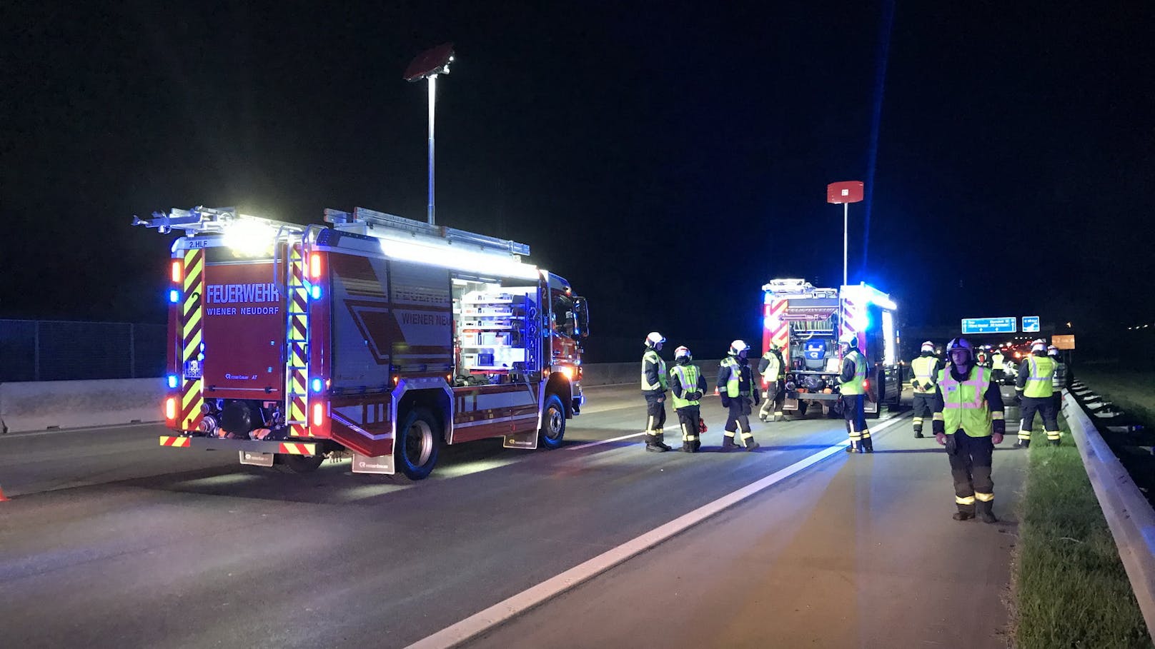 In der Nacht auf Samstag wurde die Feuerwehr zu einem Autobrand auf die Südautobahn (A2) bei Wiener Neudorf alarmiert.
