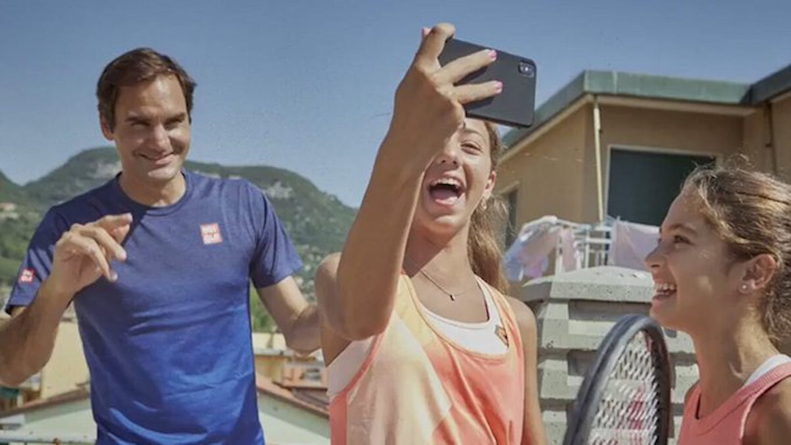 Roger Federer überrascht zwei italienische Mädchen. 