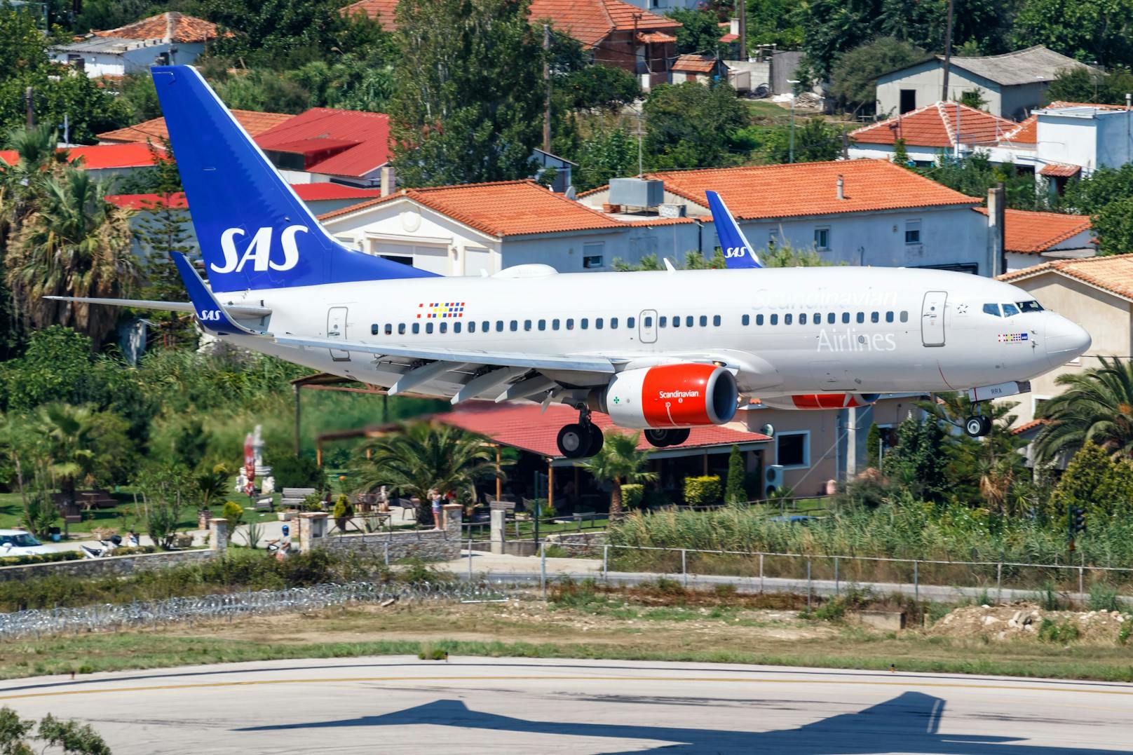 Eine Boeing 737-700 der Scandinavian Airlines SAS im Landeanflug auf einen Flughafen in Griechenland. (Symbolfoto)