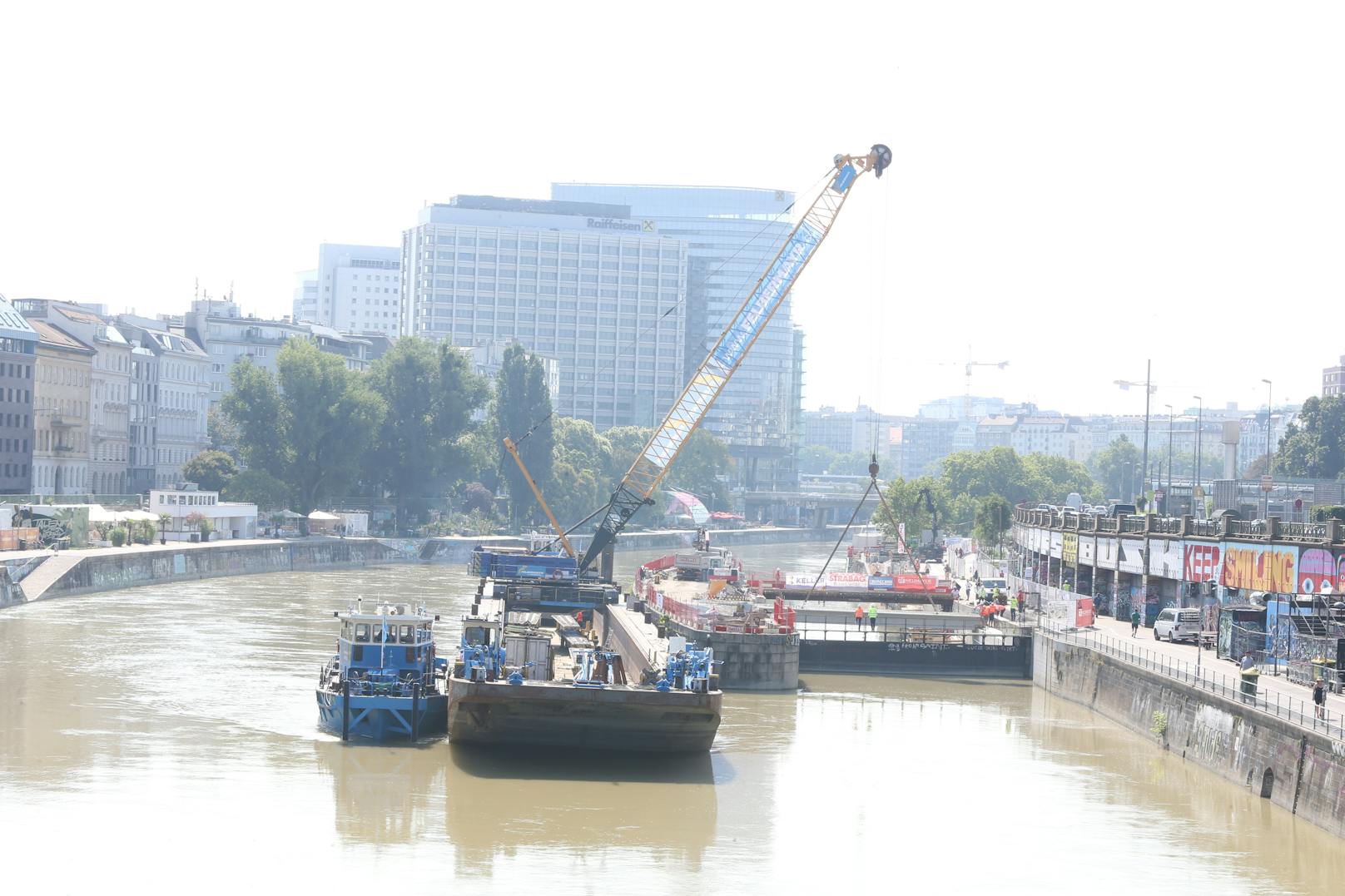 Im Zuge der Bauarbeiten für die Schwimmenden Gärten am Donaukanal wurden am Montag Brückenbauteile mit einem Großraumschubleichter über den Donaukanal angeliefert und per Kran an den Kai bzw. die Kaiserbadschleuse versetzt. Am Mittwoch kommt die zweite "Fuhre".