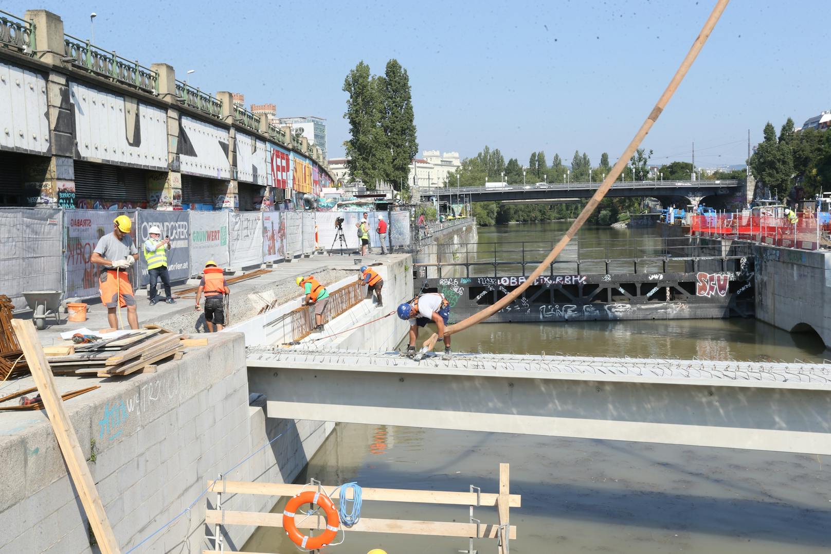 Im Zuge der Bauarbeiten für die Schwimmenden Gärten am Donaukanal wurden am Montag Brückenbauteile mit einem Großraumschubleichter über den Donaukanal angeliefert und per Kran an den Kai bzw. die Kaiserbadschleuse versetzt. Am Mittwoch kommt die zweite "Fuhre".