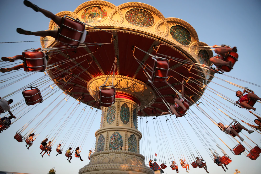 Ein Flugkarussell in einem Freizeitpark. Symbolbild