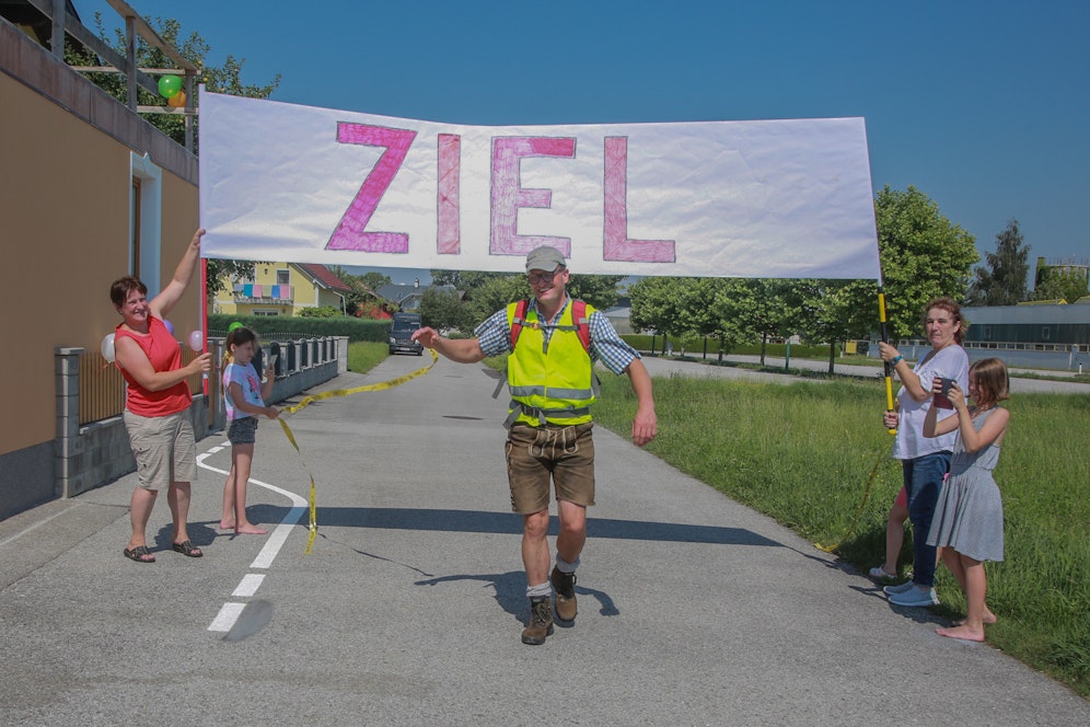 Geschafft! Franz Resch (48) wird von der Familie im 