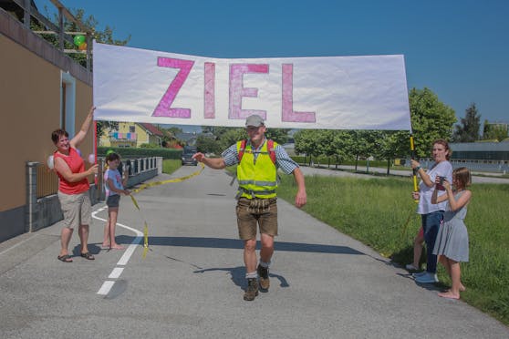 Geschafft! Franz Resch (48) wird von der Familie im "Ziel" empfangen.
