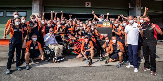 Die KTM-Crew nach dem historischen Premierensieg