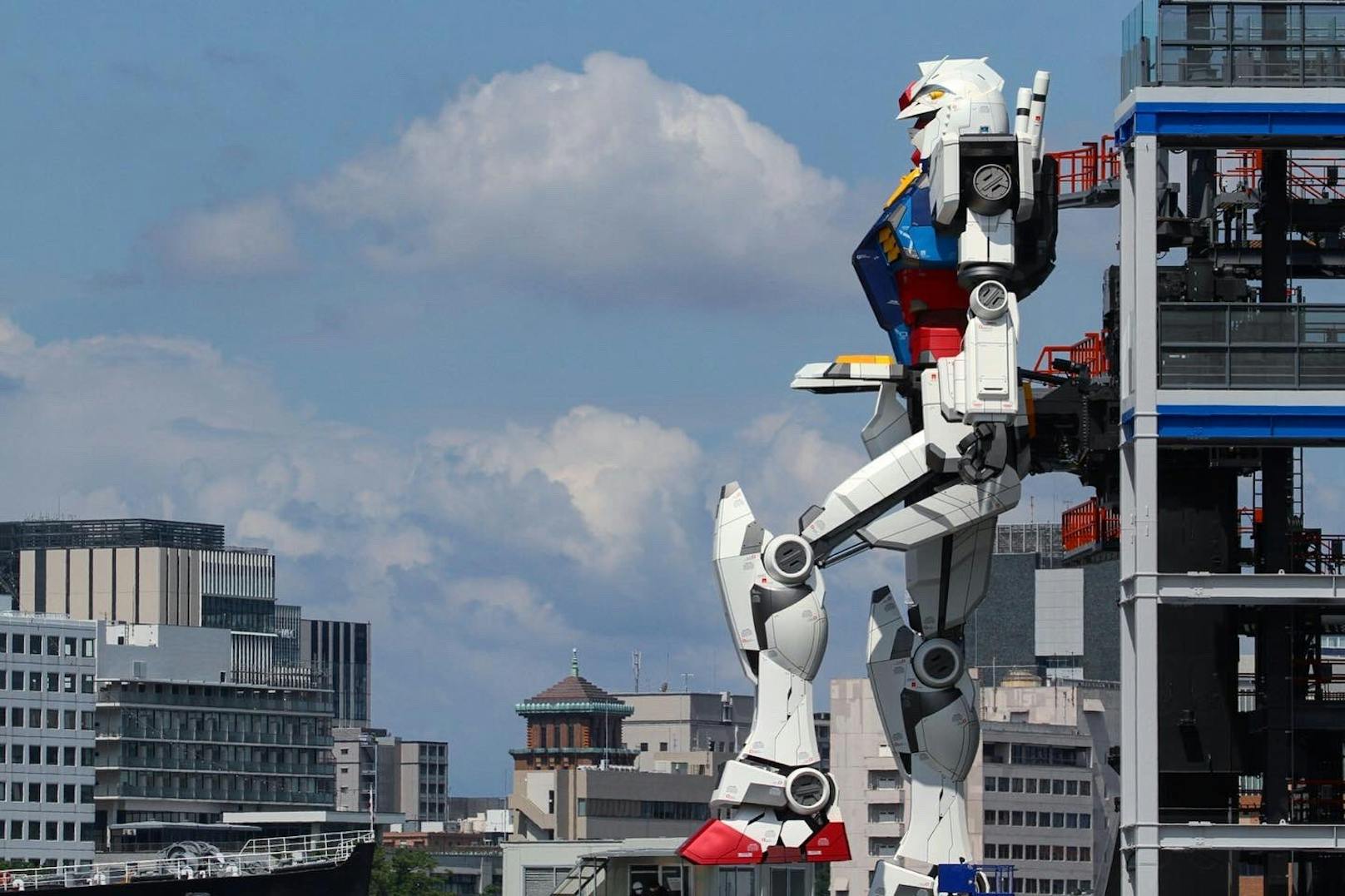 Der 18 Meter hohe Nachbau des Original Gundam RX-78 macht seinen ersten Schritt.