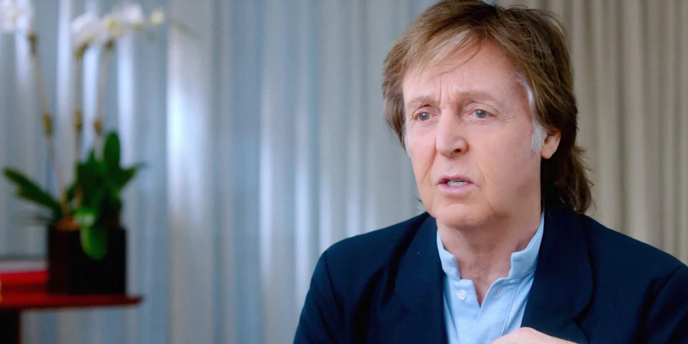 Der Ex-Beatle ließ sich vor einem Konzert seine Schuhe binden