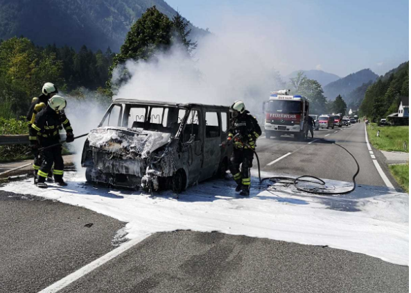 Auf der B145 bei Langwies (Bez. Gmunden) brannte dieses Auto aus.