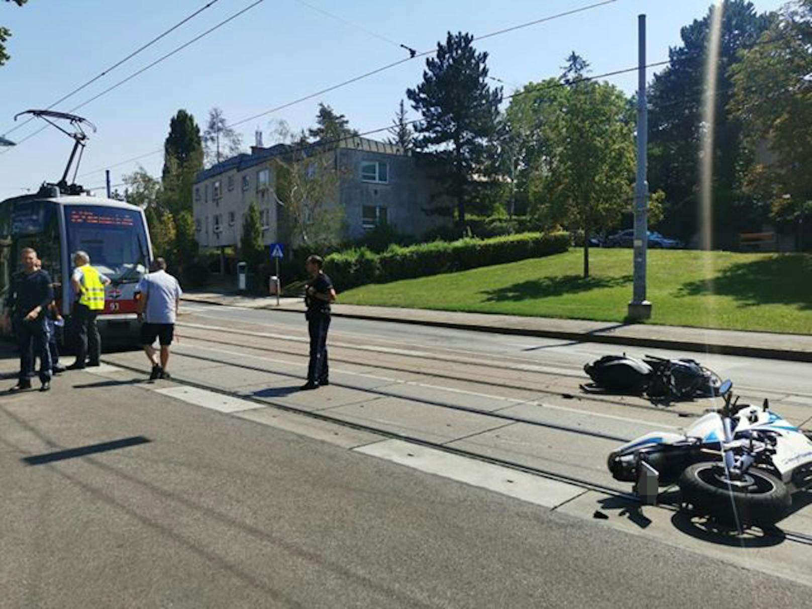 Zwei Biker wurden bei dem Unfall verletzt.