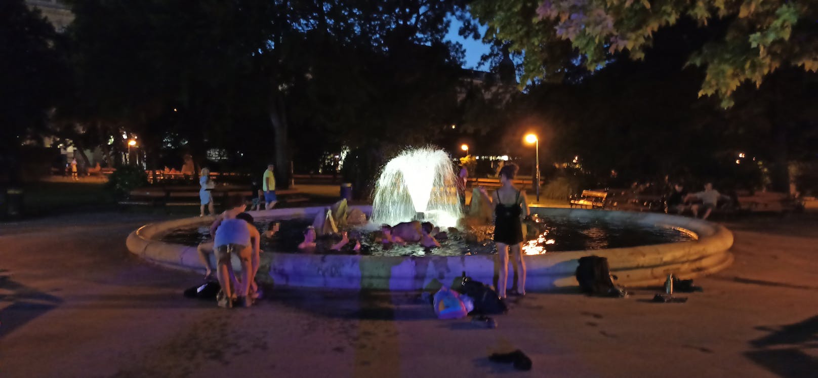 Jugendliche suchten Abkühlung in einem Brunnen im Rathauspark