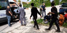 Polizei hält Minibus mit 43 Migranten auf