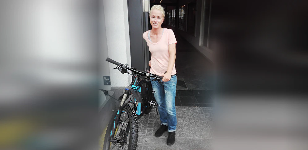 Wieder vereint: Jasmine B. (32) mit ihrem wiedergefundenen E-Bike. 