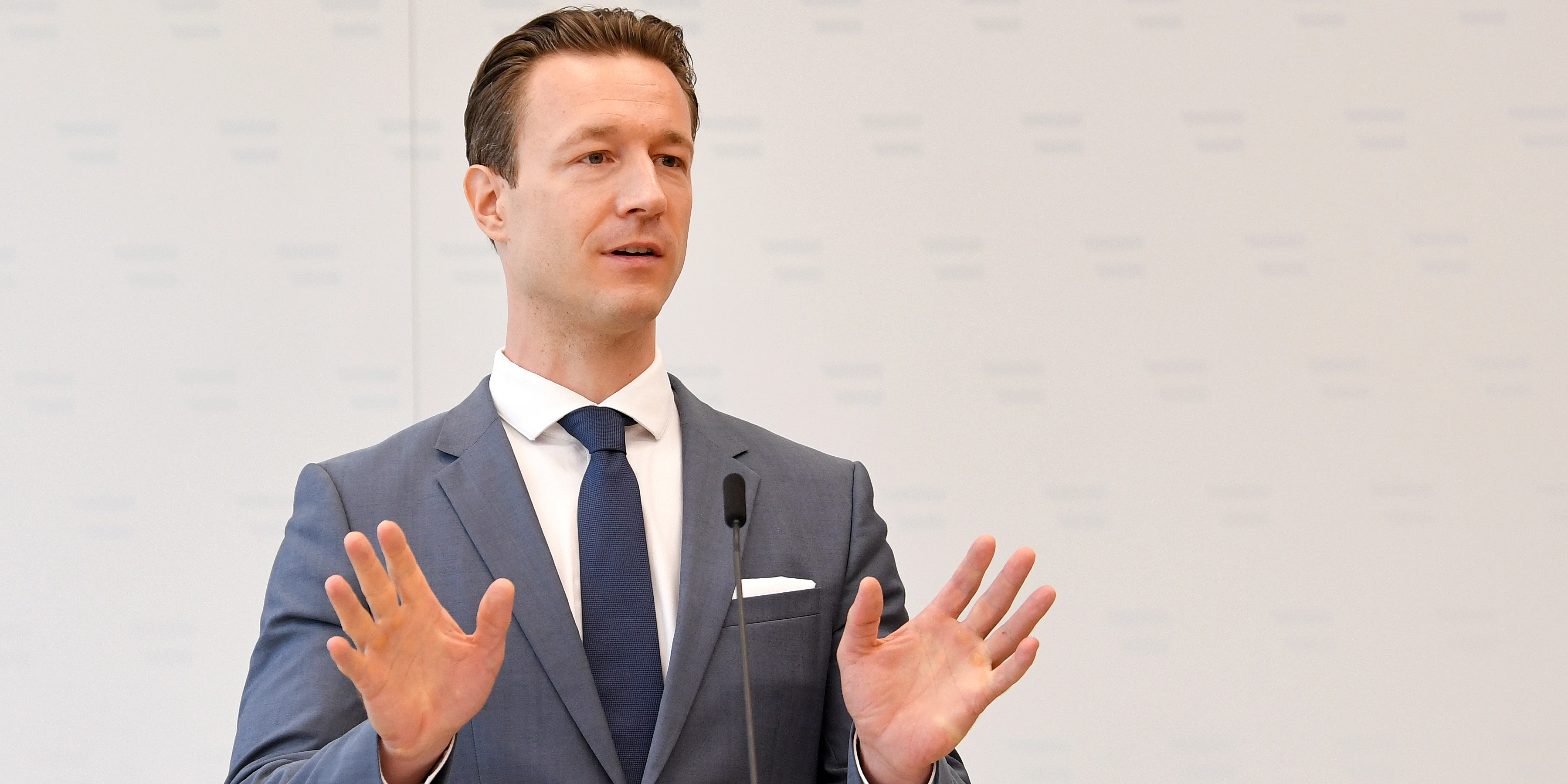 Österreichs Finanzminister Gernot Blümel kündigt ein hartes Vorgehen an: "Die Finanzpolizei wird weiter vehement gegen das illegale Glücksspiel vorgehen".