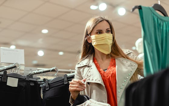 Die Umweltschutzorganisation Greenpeace nahm 29 globale Modekonzerne unter die Lupe, zwei Drittel davon setzen weiterhin auf Wegwerfmode.