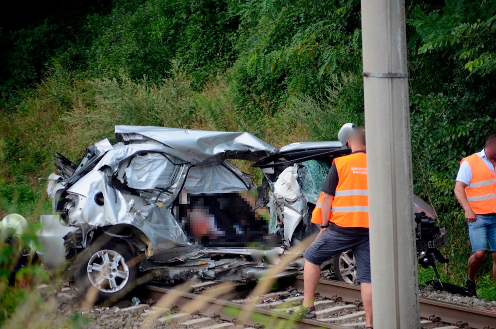 Bei der Kollision eines Zugs der Raaberbahn mit einem Pkw wurden zwei Menschen getötet (11. August 2020)