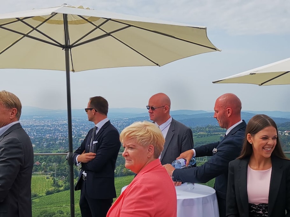 Society-Fotograf Philipp Enders (Mitte, mit Brille) tritt auf Platz 18 der Landesliste an.