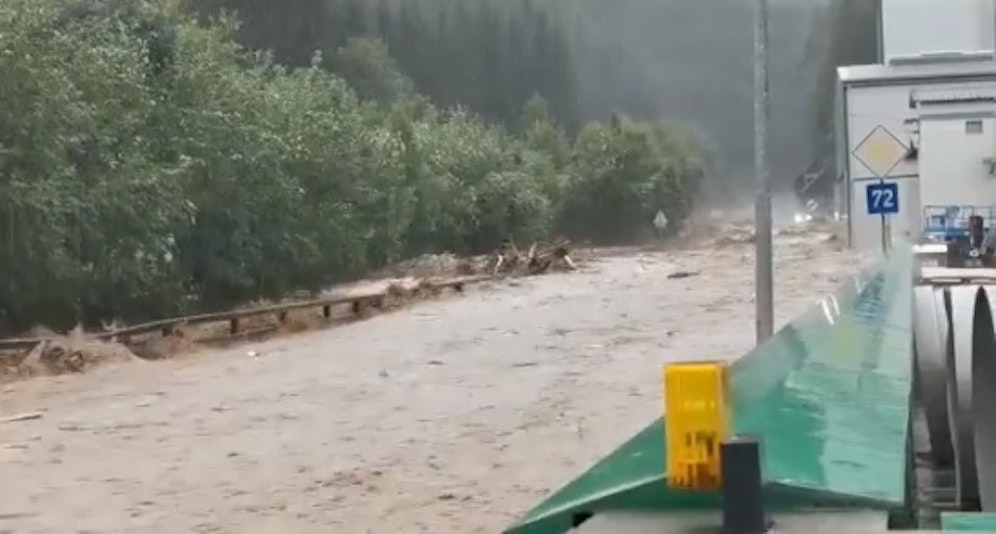 In Ratten stand die komplette Straße unter Wasser.