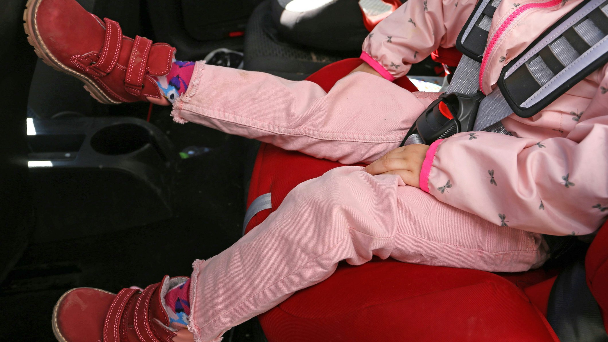 Ein Kleinkind in einem Kindersitz. Symbolbild