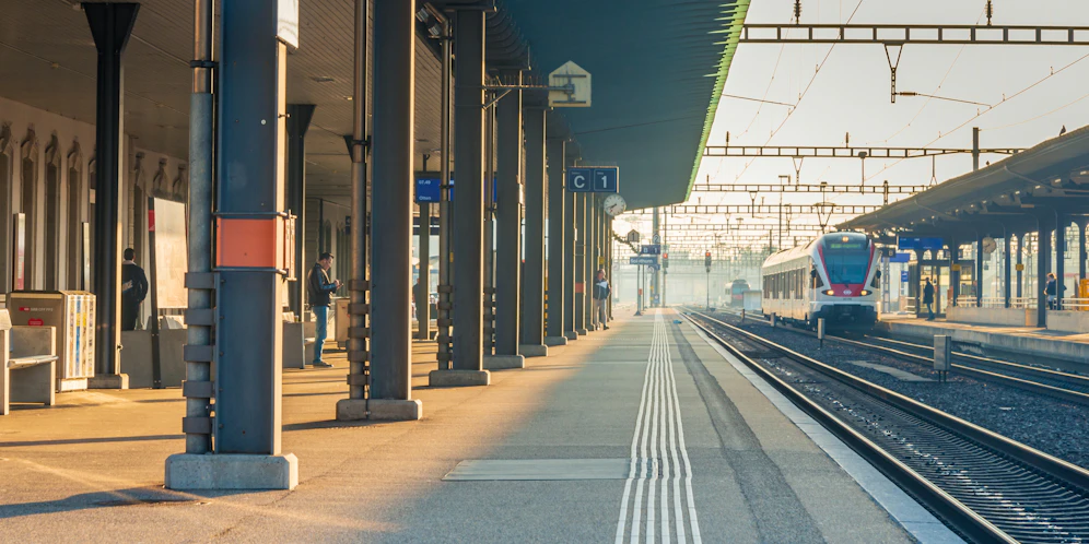 Die Fahrgäste und die Zugbegleiter verstanden bei dem Mann nur Bahnhof.