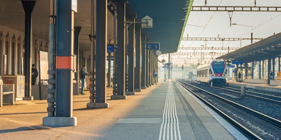Die Fahrgäste und die Zugbegleiter verstanden bei dem Mann nur Bahnhof.