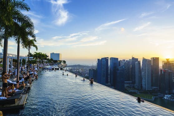 Das Hotel wirbt mit dem weltweit größten Rooftop-Pool und einer atemberaubenden Aussicht auf Singapur.