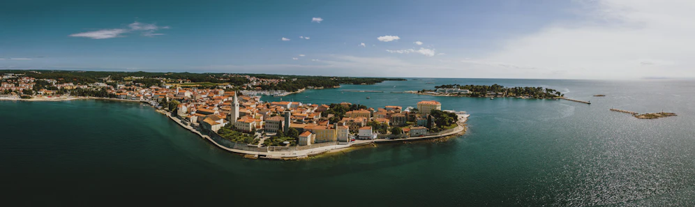 Tourist filmt nicht bekleidete Kinder in Kroatien-Urlaub in Poreč.