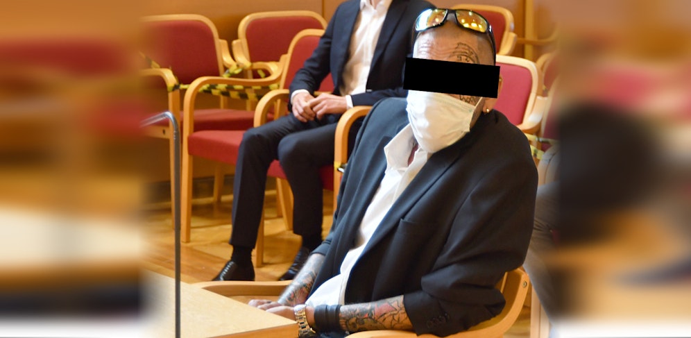 Der Beschuldigte soll sich unter anderem einen silbernen Hitlerkopf in seinem Schlafzimmer aufgehängt haben.