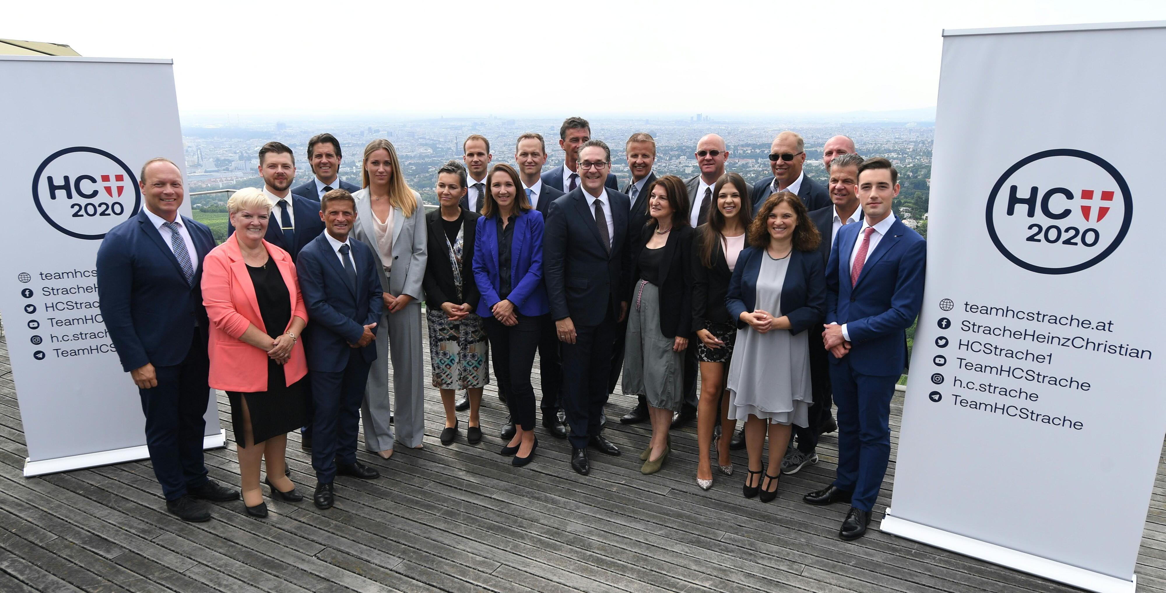 Heinz-Christian Strache (M.) im Kreise seiner Listenkandidaten für die Wien-Wahl. Christina Kohl (3.v.r.) war dabei.