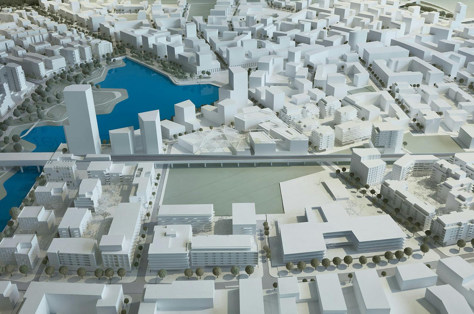 Modellfoto des geplanten "Campus der Religionen" in der Seestadt Aspern